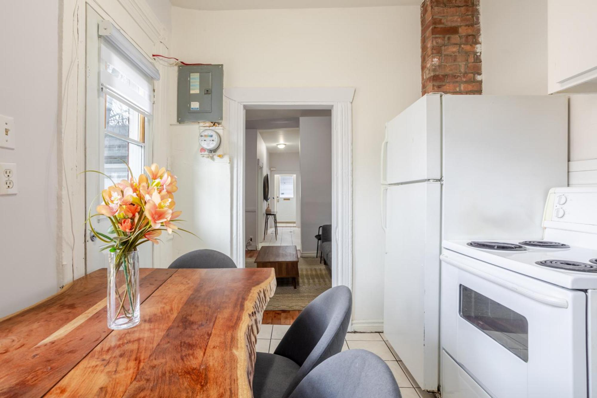 Ideal 4br In Downtown Apartment Montreal